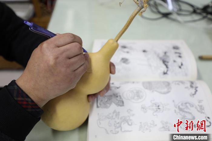 賭波：河北冀州葫蘆烙畫藝人方寸間烙出“非遺之花”