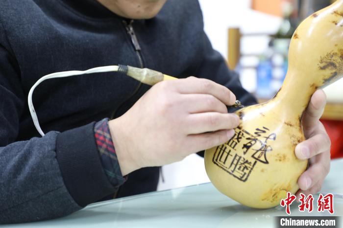 賭波：河北冀州葫蘆烙畫藝人方寸間烙出“非遺之花”