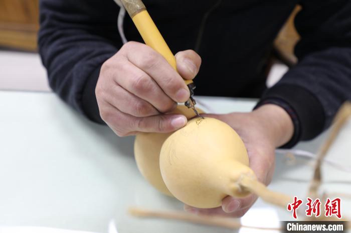 賭波：河北冀州葫蘆烙畫藝人方寸間烙出“非遺之花”