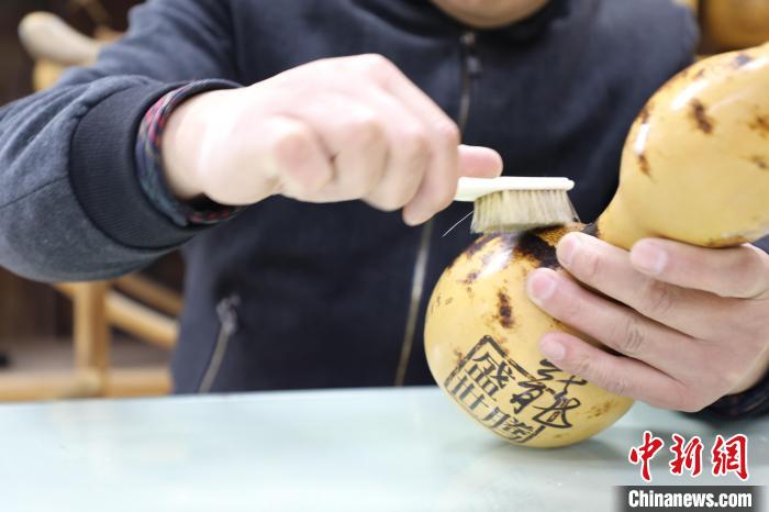 賭波：河北冀州葫蘆烙畫藝人方寸間烙出“非遺之花”